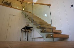Cantilevered staircases