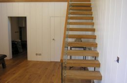 Cantilevered staircases