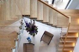 Inboard string staircases