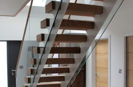 Inboard string staircases